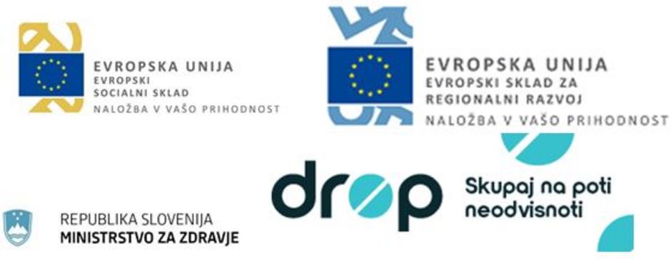 Logotipi Evropske unije – Evropskega socialnega sklada in Evropskega sklada za regionalni razvoj, Ministrstva za zdravje Republike Slovenije ter projekta Drop s sloganom »Skupaj na poti neodvisnosti«.